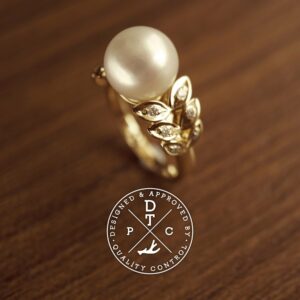 Tailor-made 18K Yellow Gold Pearl Ring with diamonds