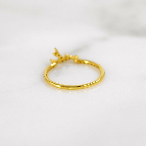 Delicate diamond antler ring in yellow gold.