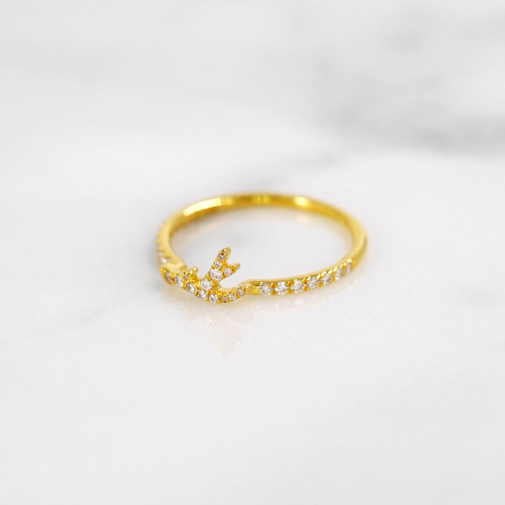 Delicate diamond antler ring in yellow gold.